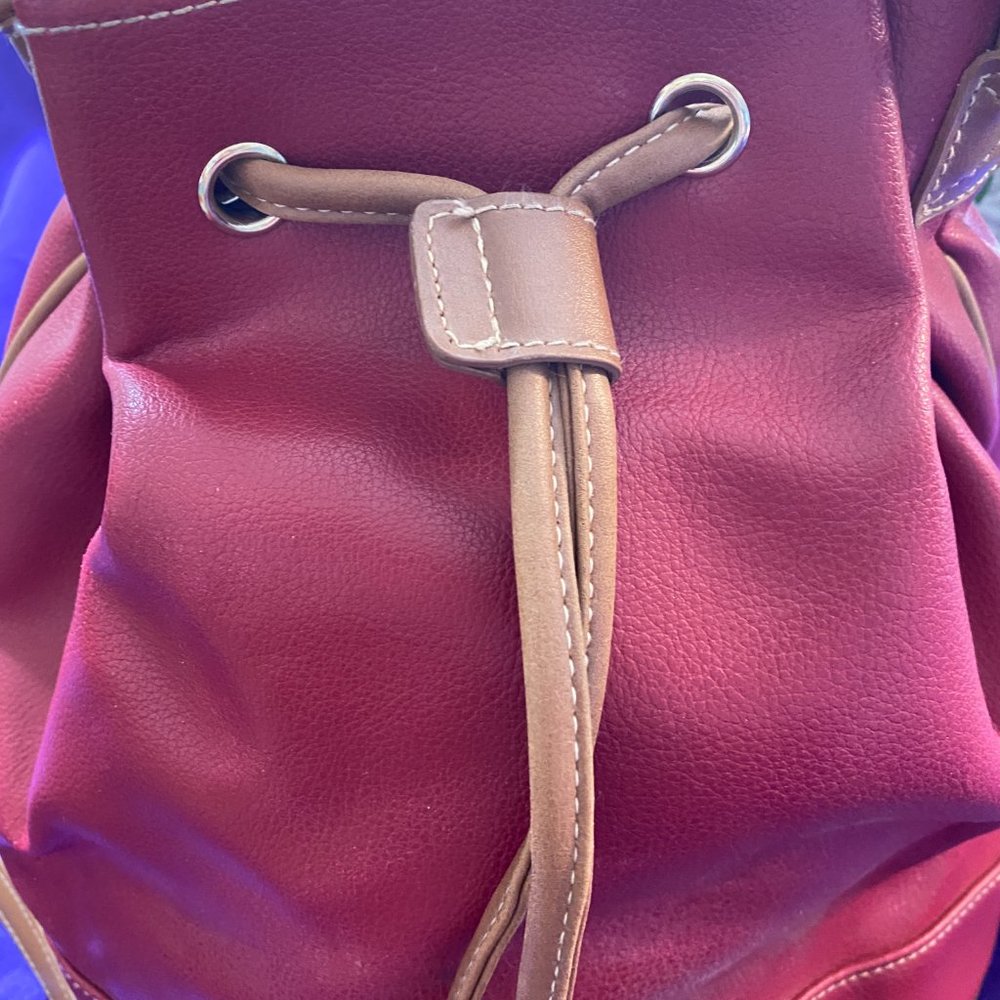 📌Liz Claiborne Great Locking Handbag space for a lot of stuff - Picture 2 of 14